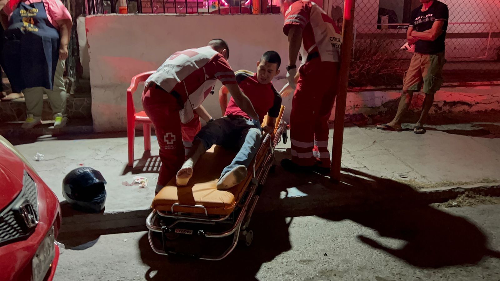 Descuidado conductor arrolla a motociclista