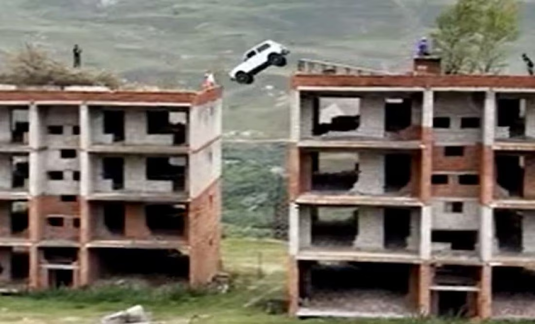 VIDEO. Hombre cae de una altura de 15 metros al querer saltar cruzar de un edificio a otro con su auto
