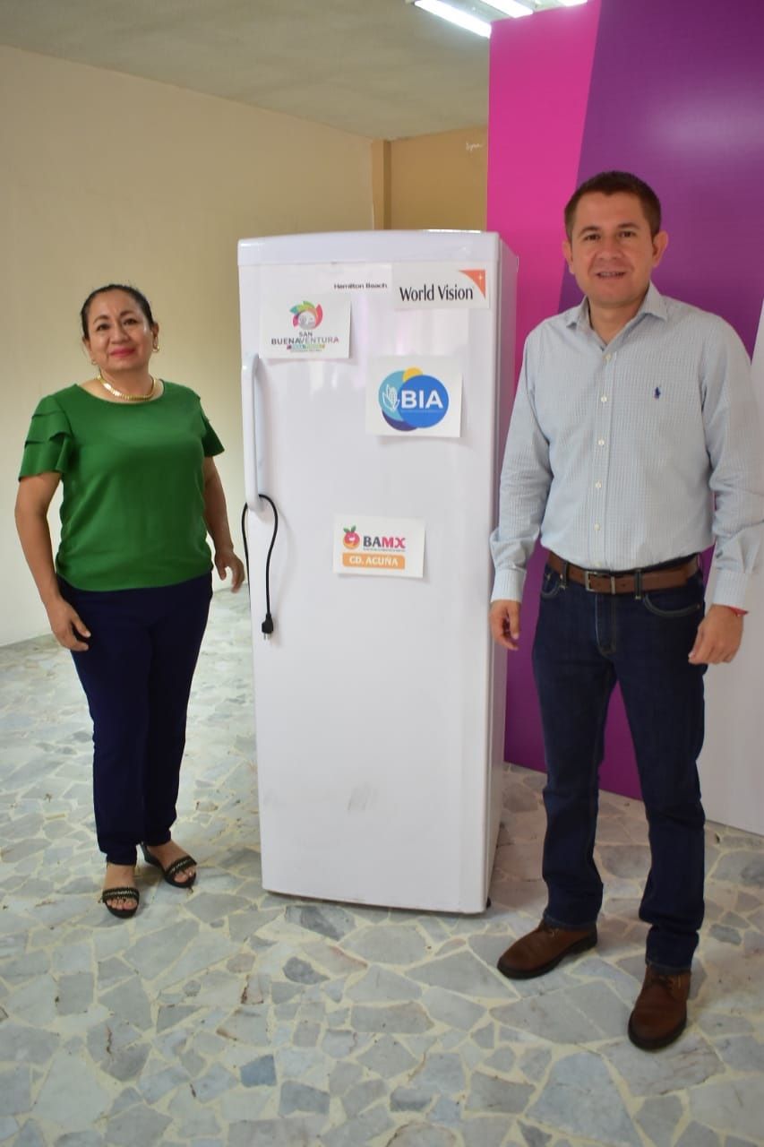 Entregan congelador a DIF San Buenaventura