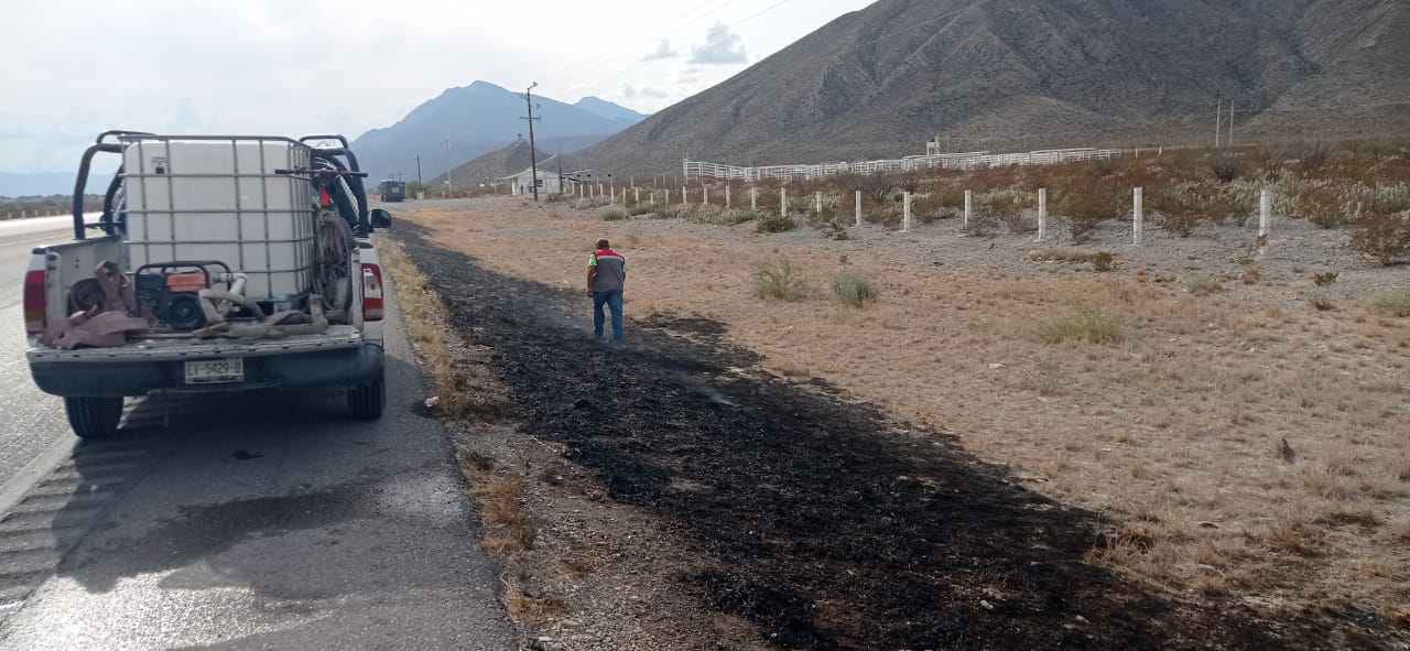 Apagan incendio en carretera 30