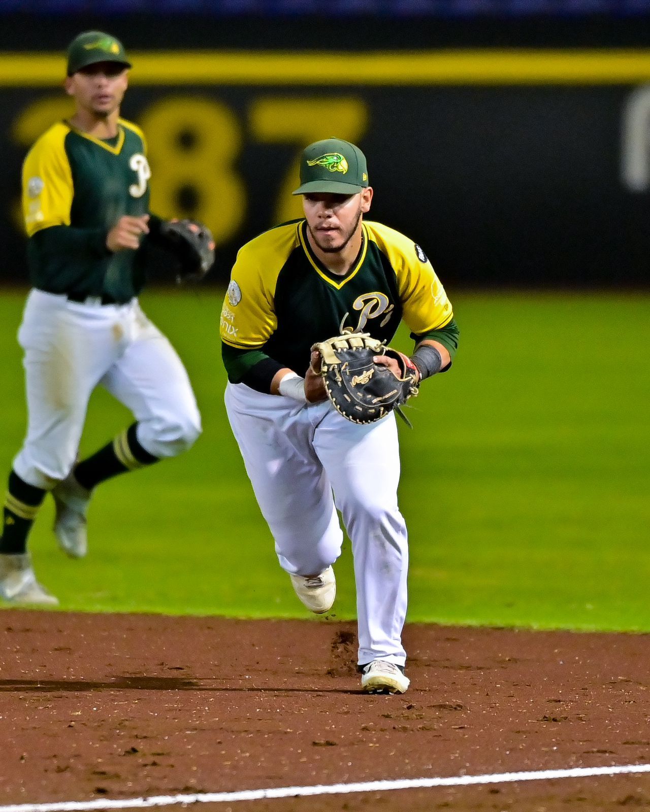 ACEREROS SUMA AL BATEADOR ARMANDO AGUILAR