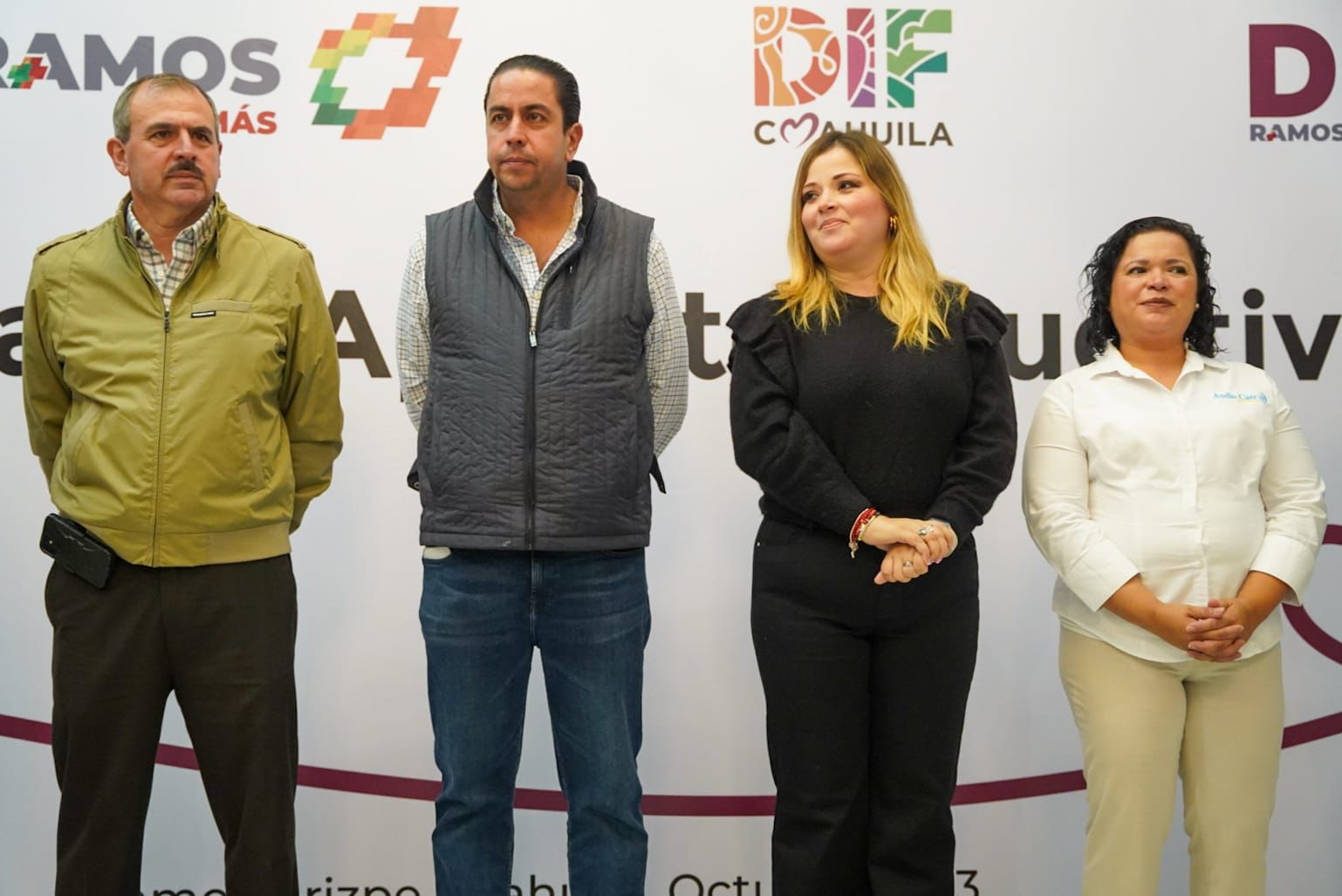 CHEMA MORALES Y ANA LUCÍA CAVAZOS ENTREGAN APARATOS AUDITIVOS A RAMOSARIZPENSES