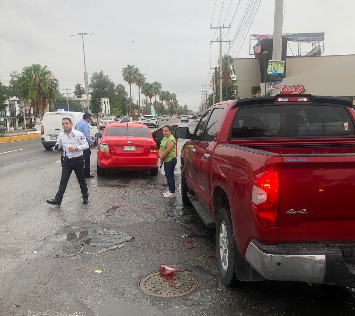 Por distraída, mujer choca por alcance