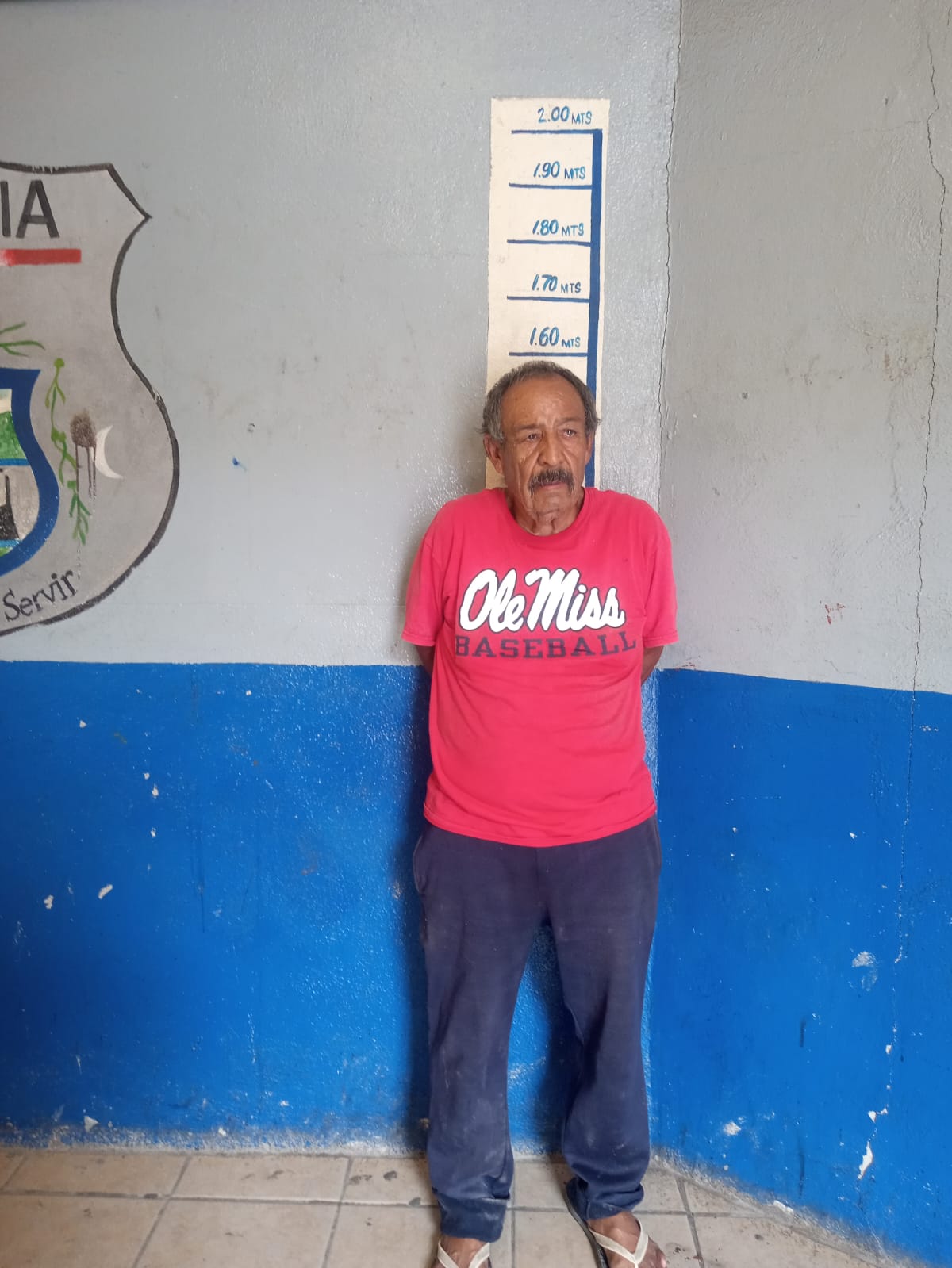 Abusa anciano de mujer que sufre discapacidad