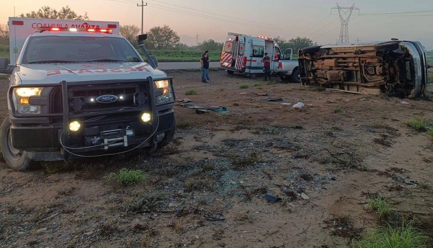 Vuelca camioneta con dos adultos mayores