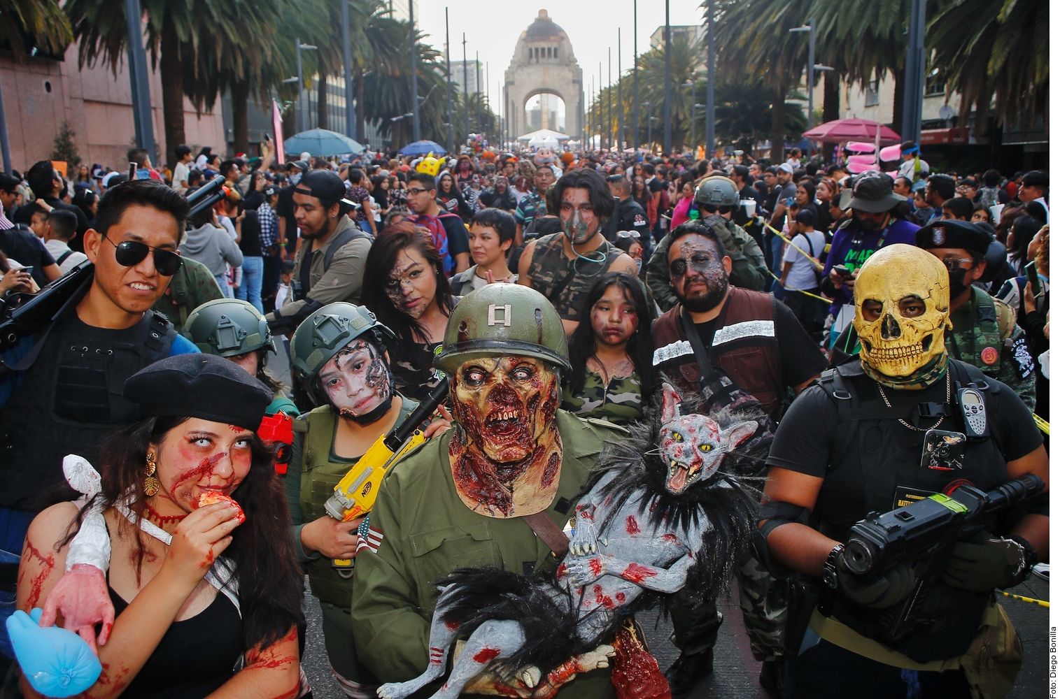 Invasión zombie en CDMX Centenares de personas participaron ayer en la 16 Marcha Zombie, la cual llegó al Zócalo. La organización Zombie Walk México promovió la donación de alimentos para población de bajos recursos