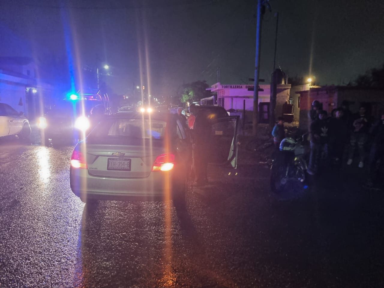 Se atraviesa en moto y ocasiona percance