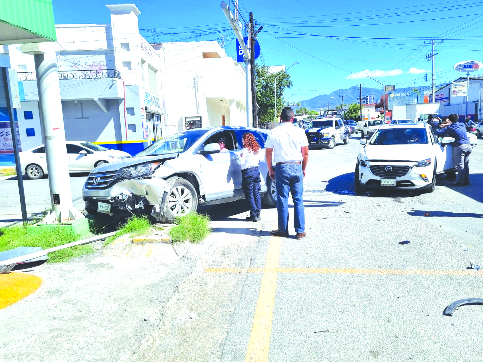 Chocan mujeres, Conductora de camioneta Honda impacta Mazda CX-3