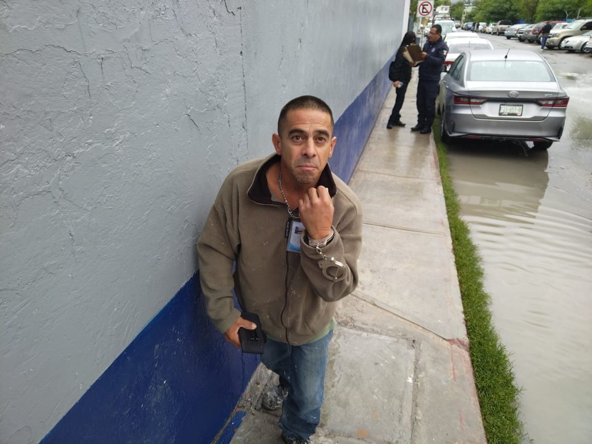 Amenaza a canes; se pelea con polis
