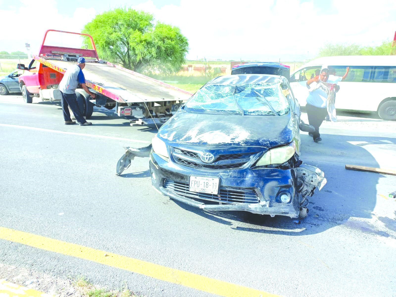 Pierde el control y vuelca camioneta