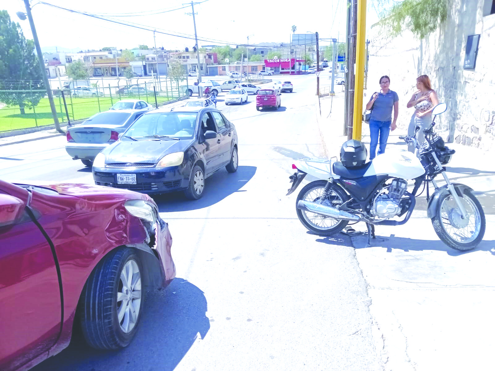 Conductora le cierra el paso a motocicleta