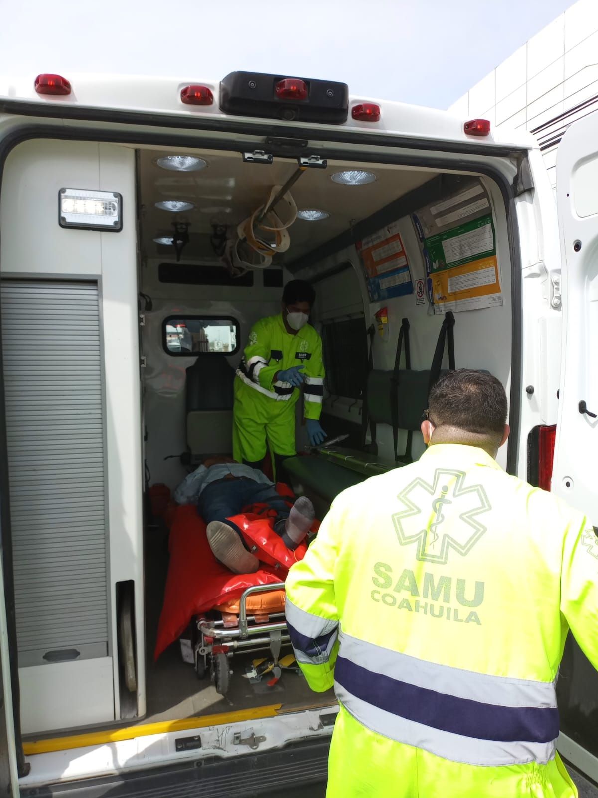 Arrolla a camioneta a repartidor de comida
