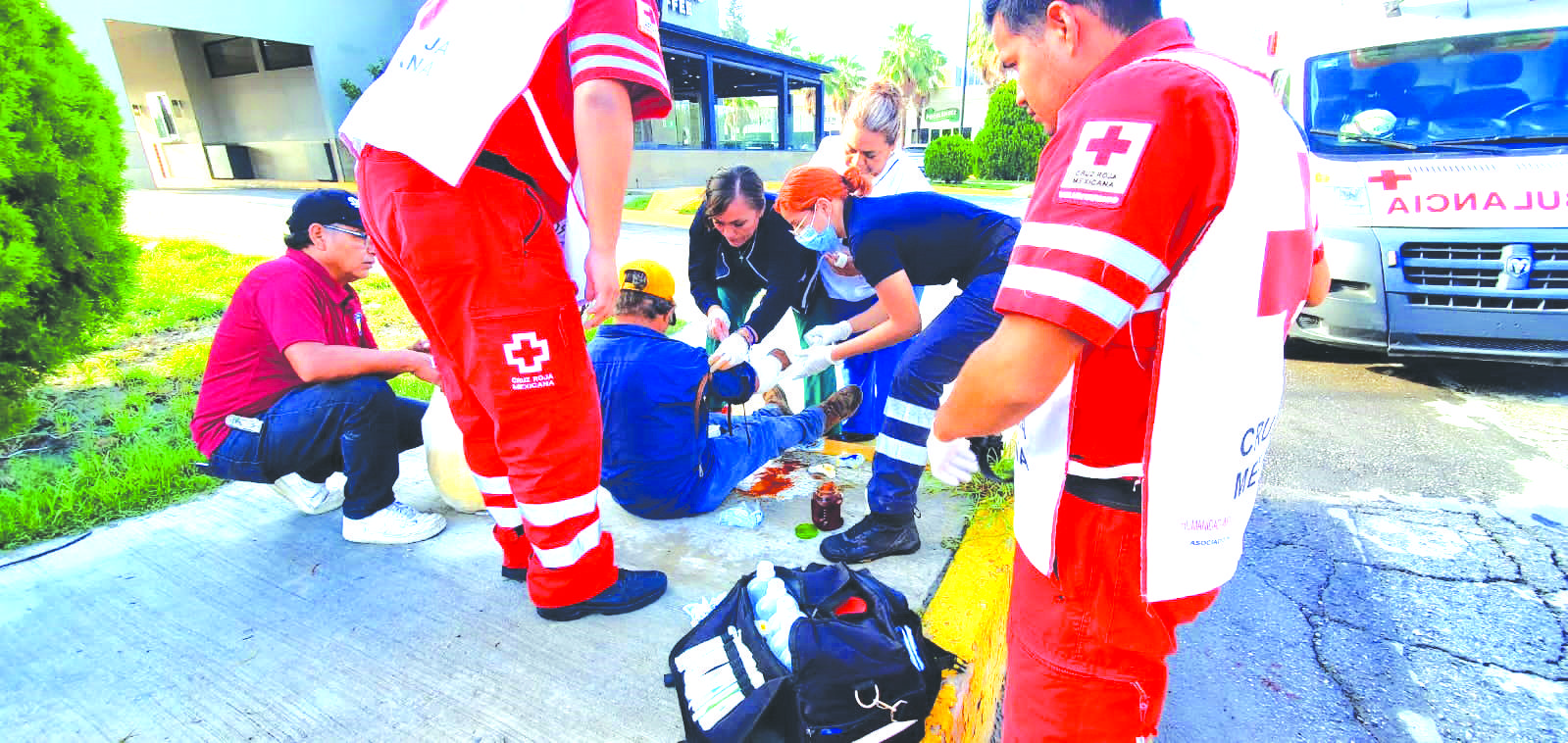 Se cae anciano y lo ataca perro
