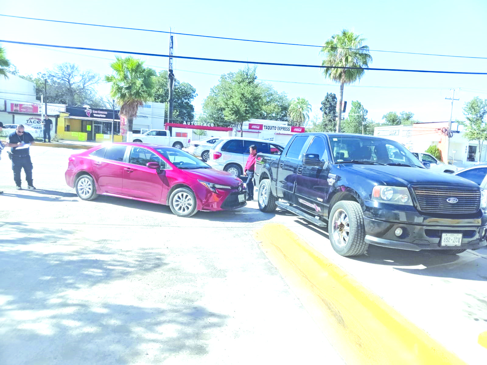 Por no respetar señal impacta una Toyota