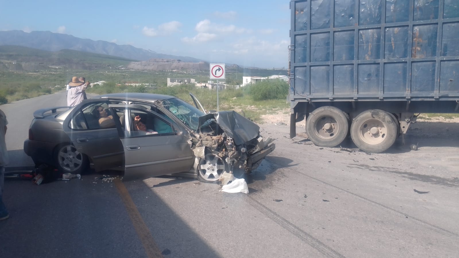 Impactan jalicienses contra caja de trailer
