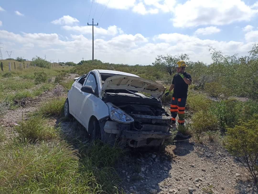 Vuelca y abandona auto con placas de Nuevo León