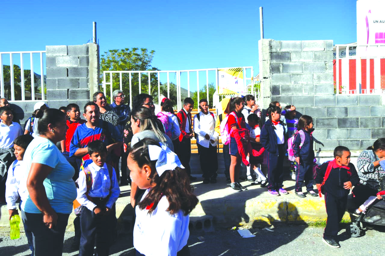 Cierran Padres escuela por riesgo de sanitarios