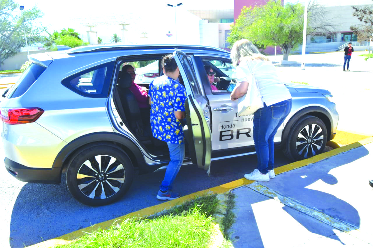 Transporta Honda a mujeres a mamografía