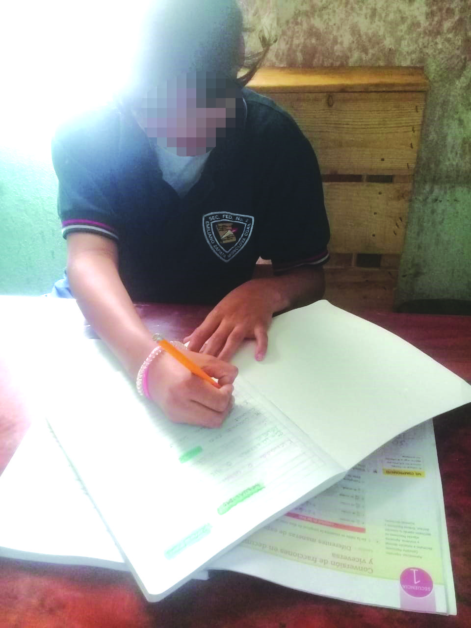 Clama madre ayuda para estudiante de secundaria