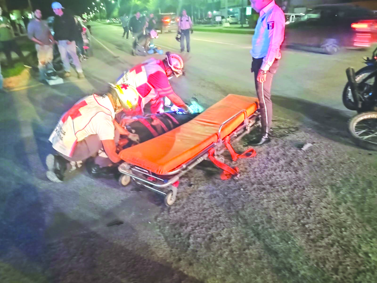 Se aferra a la vida joven motociclista