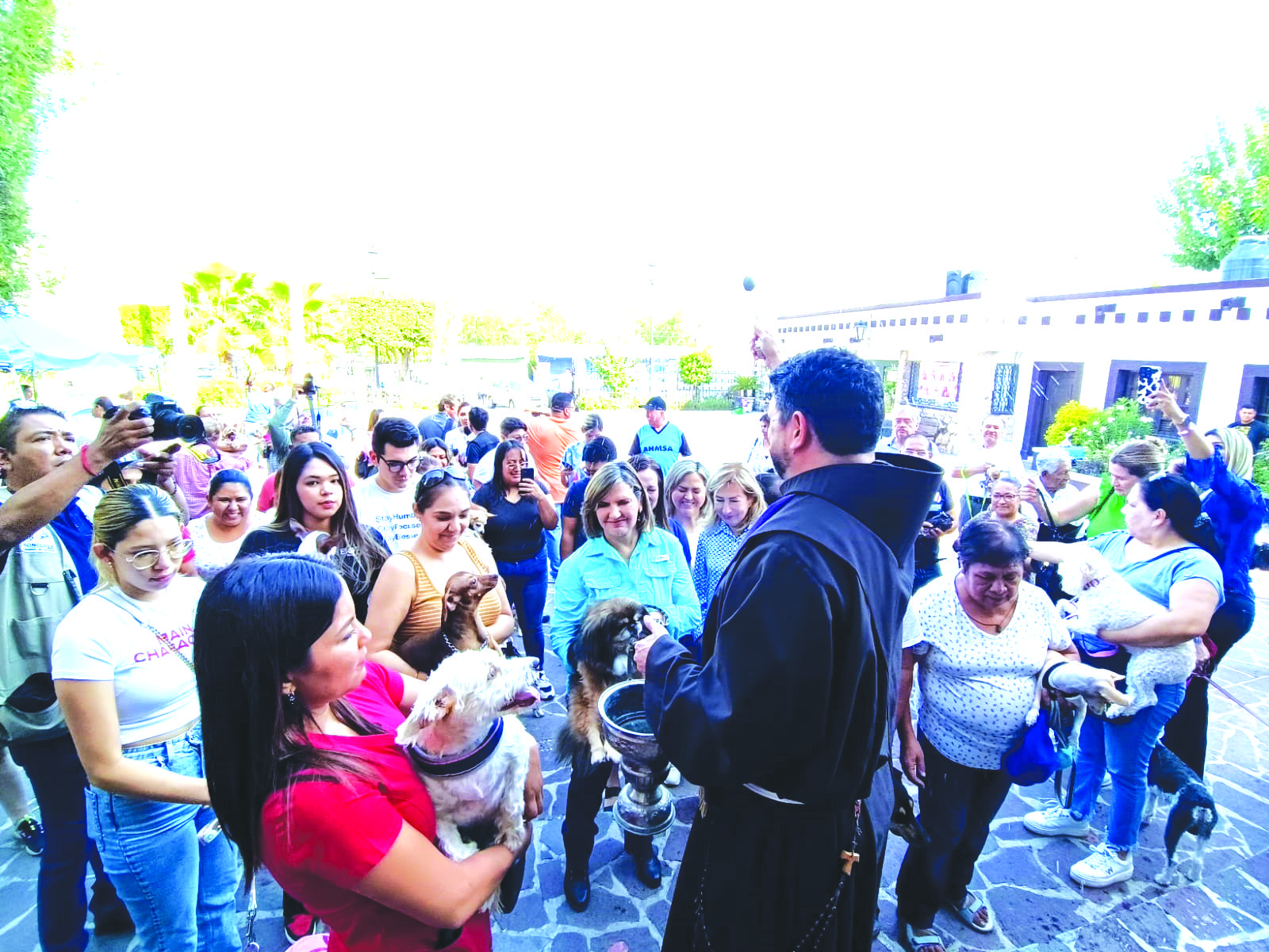 Bendicen a cientos de mascotas en Monclova