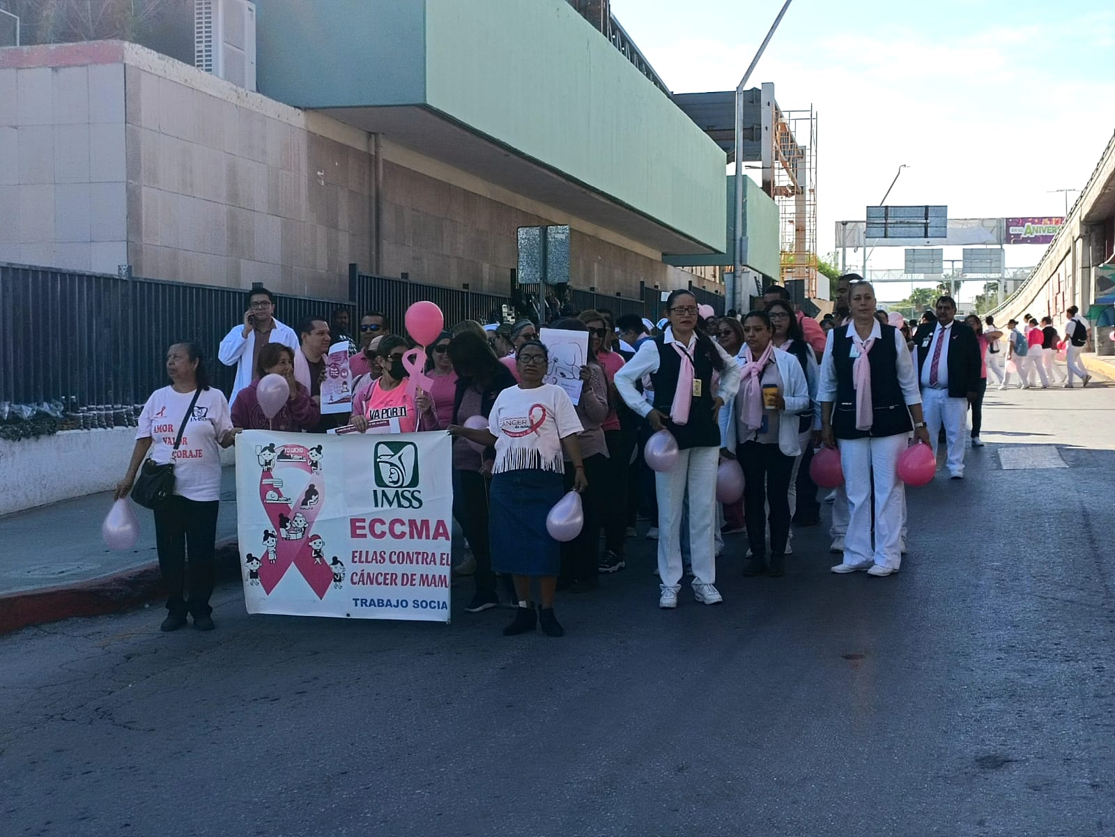 Caminan y concientizan sobre cáncer de mama