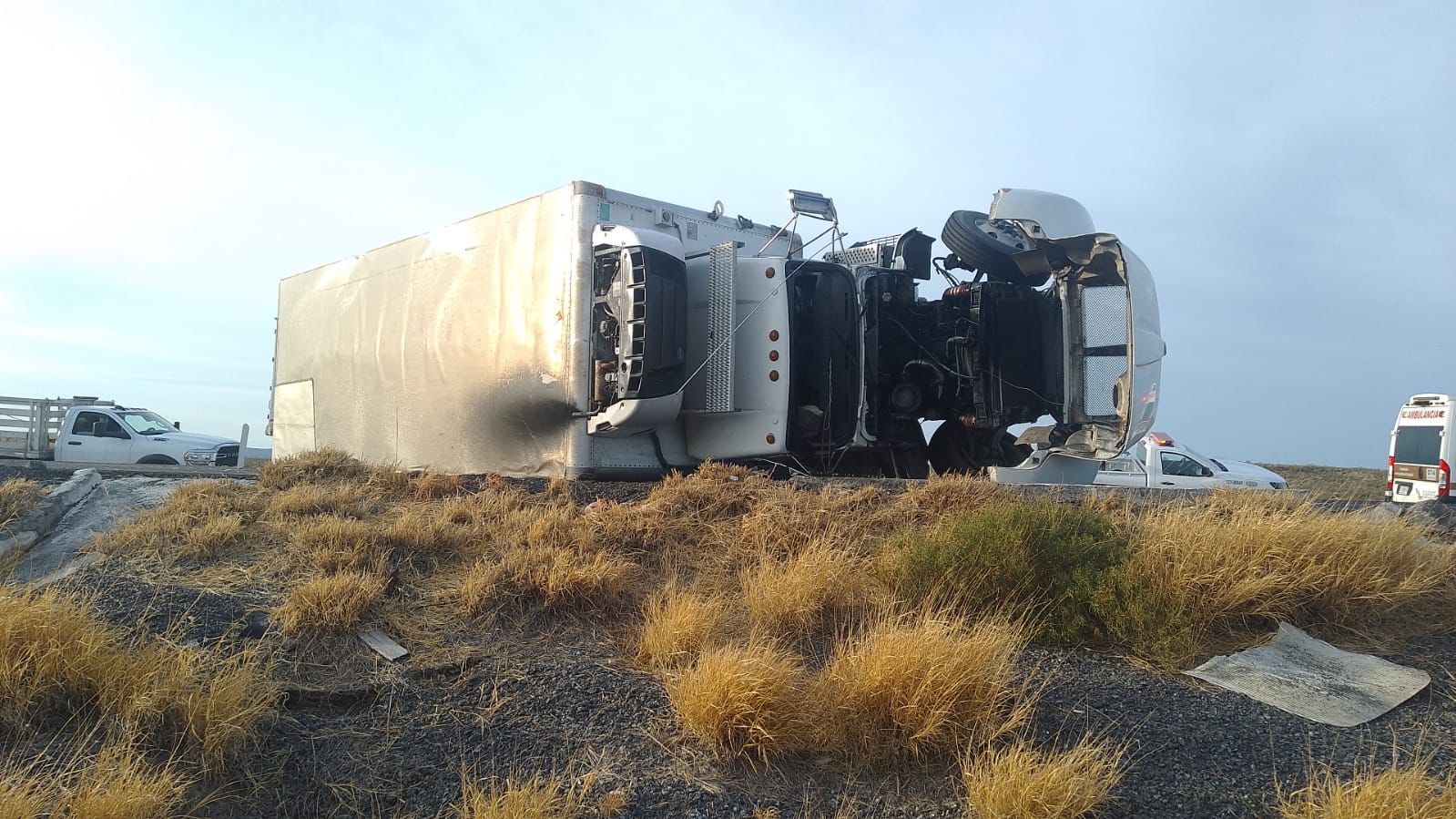 Vuelca tráiler y cierran vías