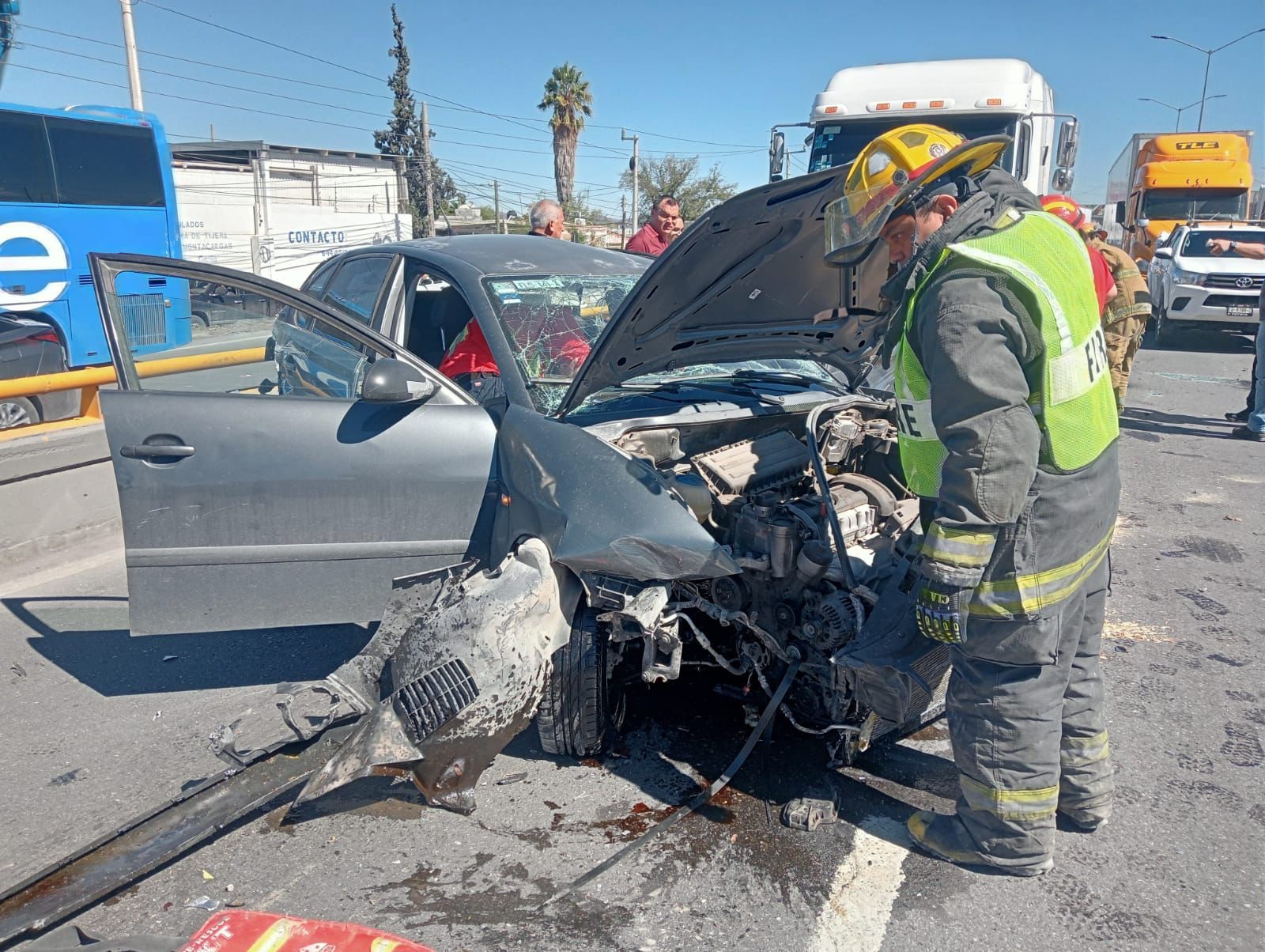 Se levanta cofre y produce accidente