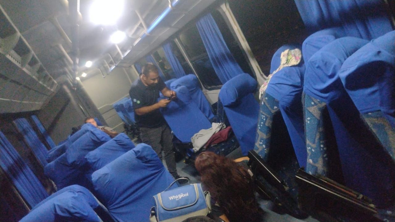 Se estrella autobús contra tracto camión