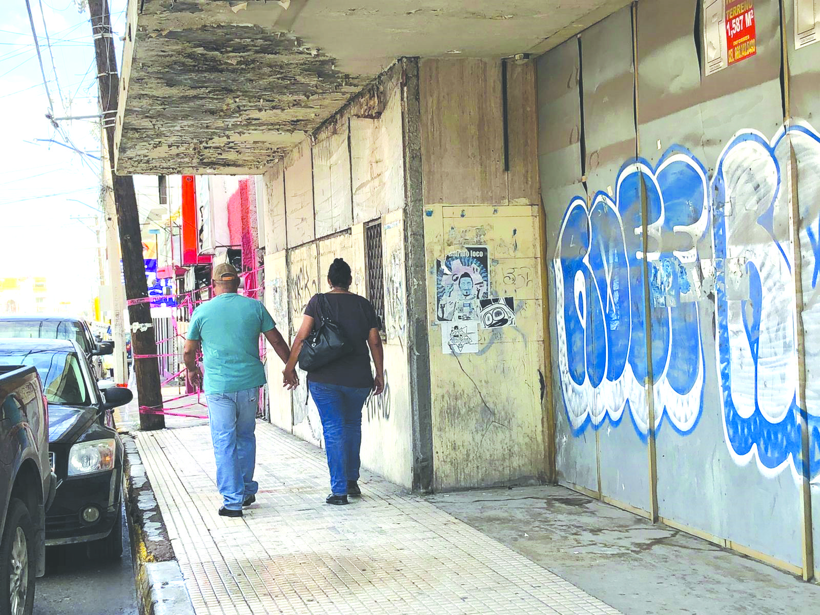 Desafían peatones edificios en riesgo