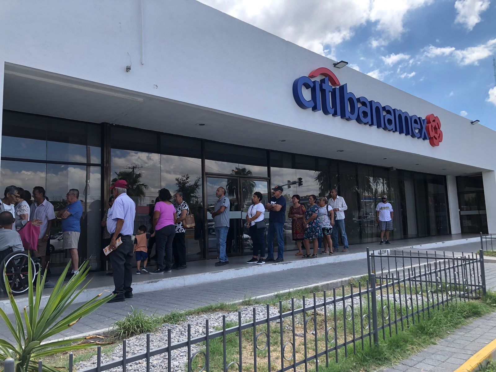 Poca afluencia de jubilados en Banamex
