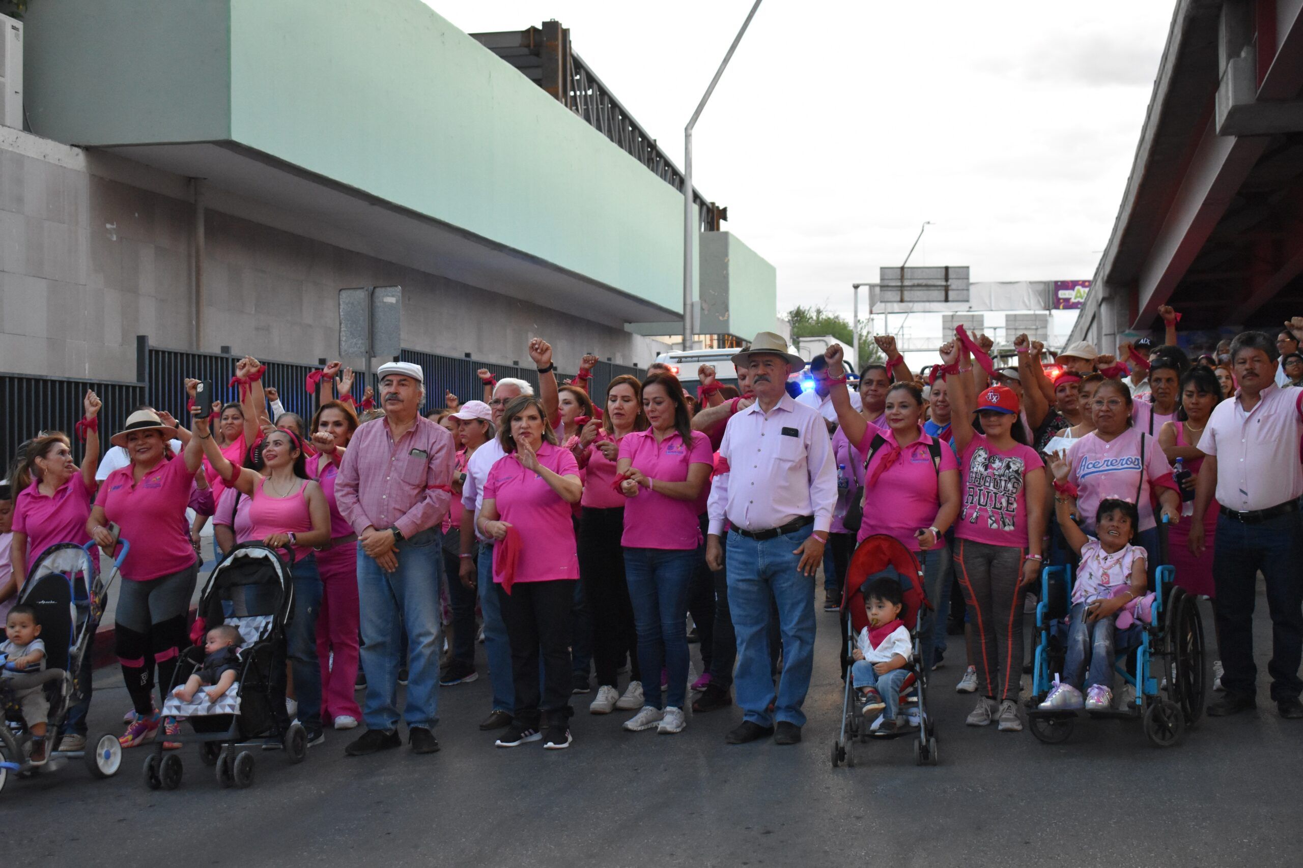 Marchan en Monclova contra cáncer de mama