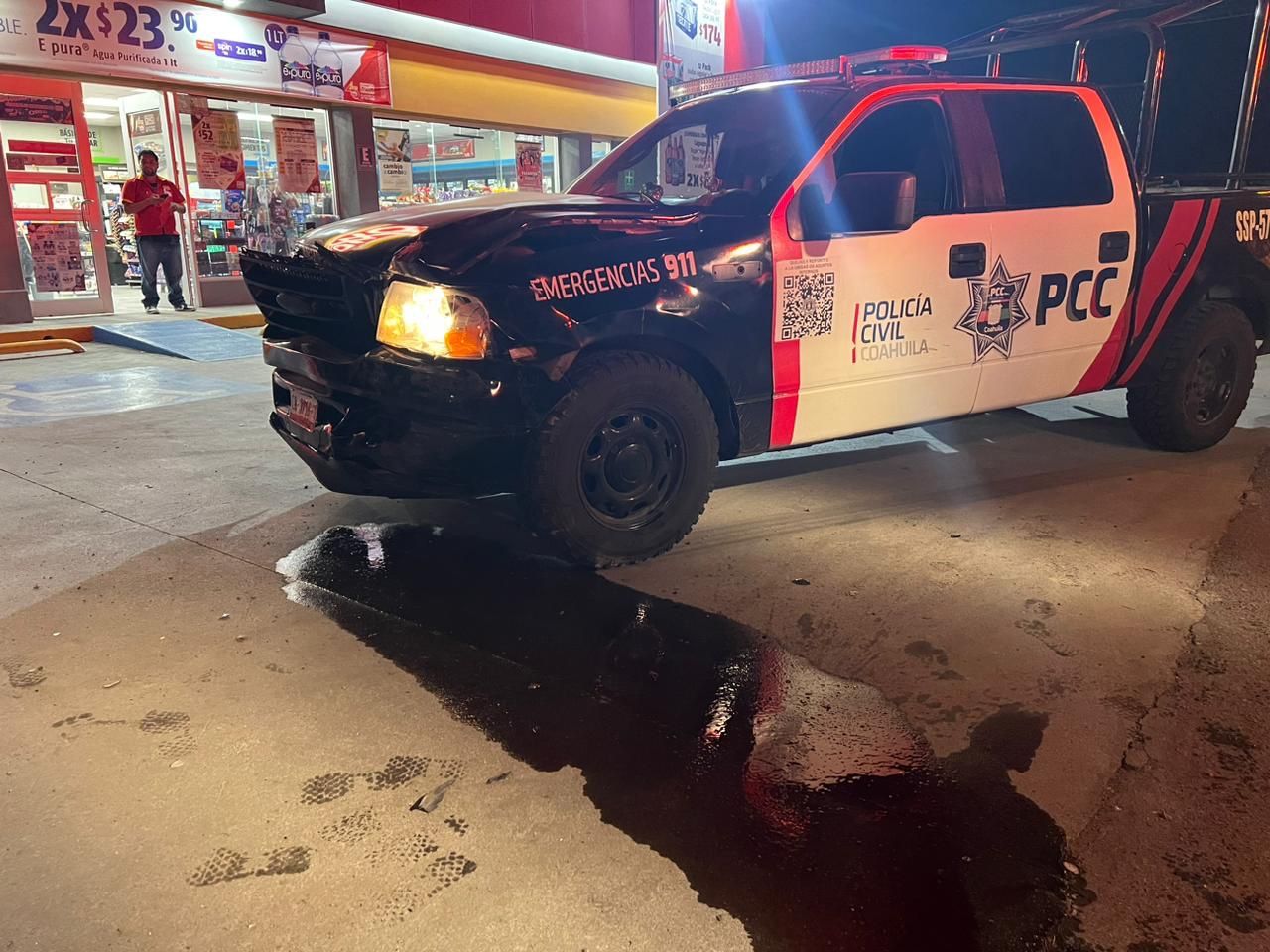 Choca patrulla a mujer;descartan lesionados