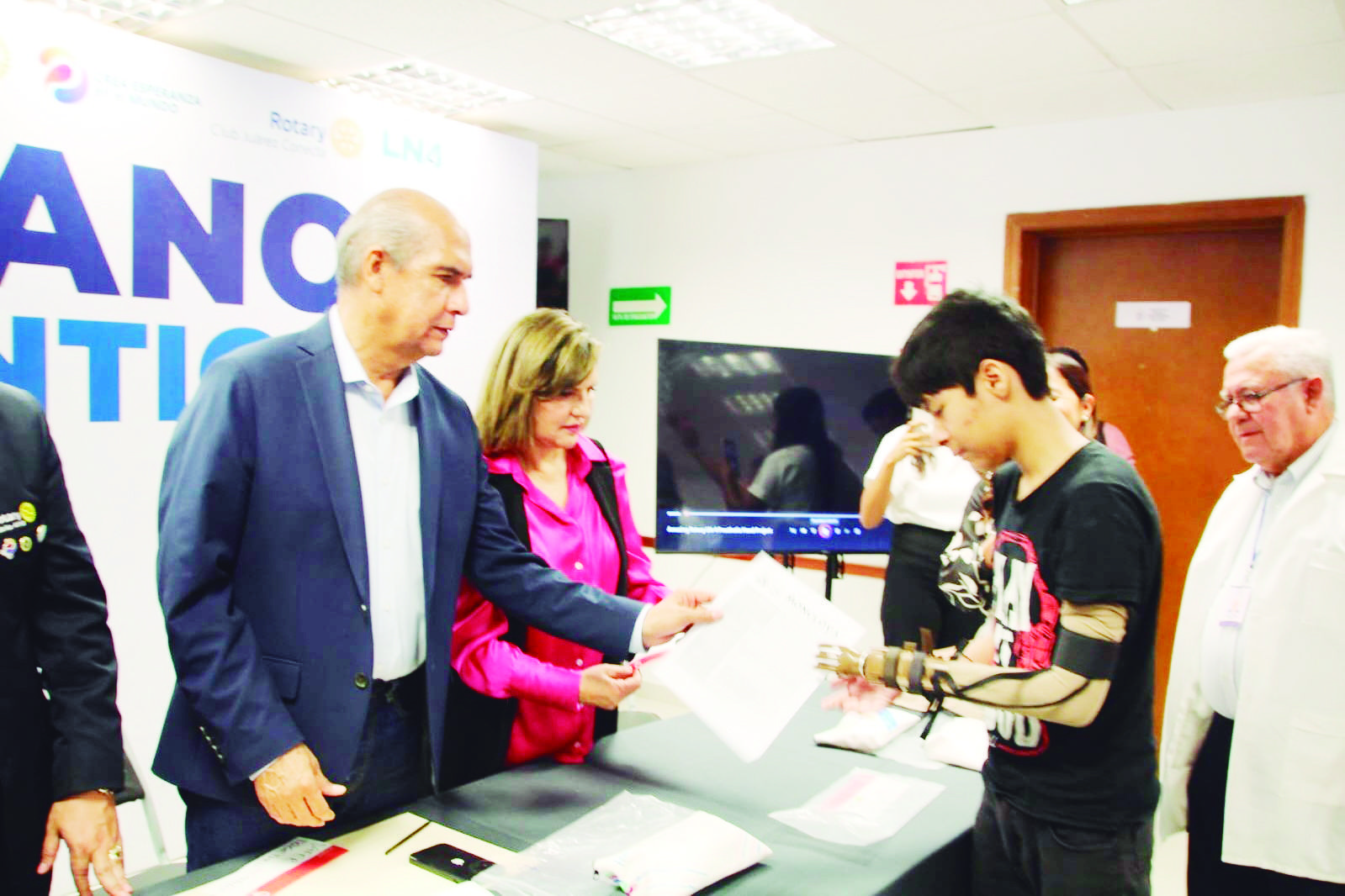 Recibe jovencito prótesis de mano