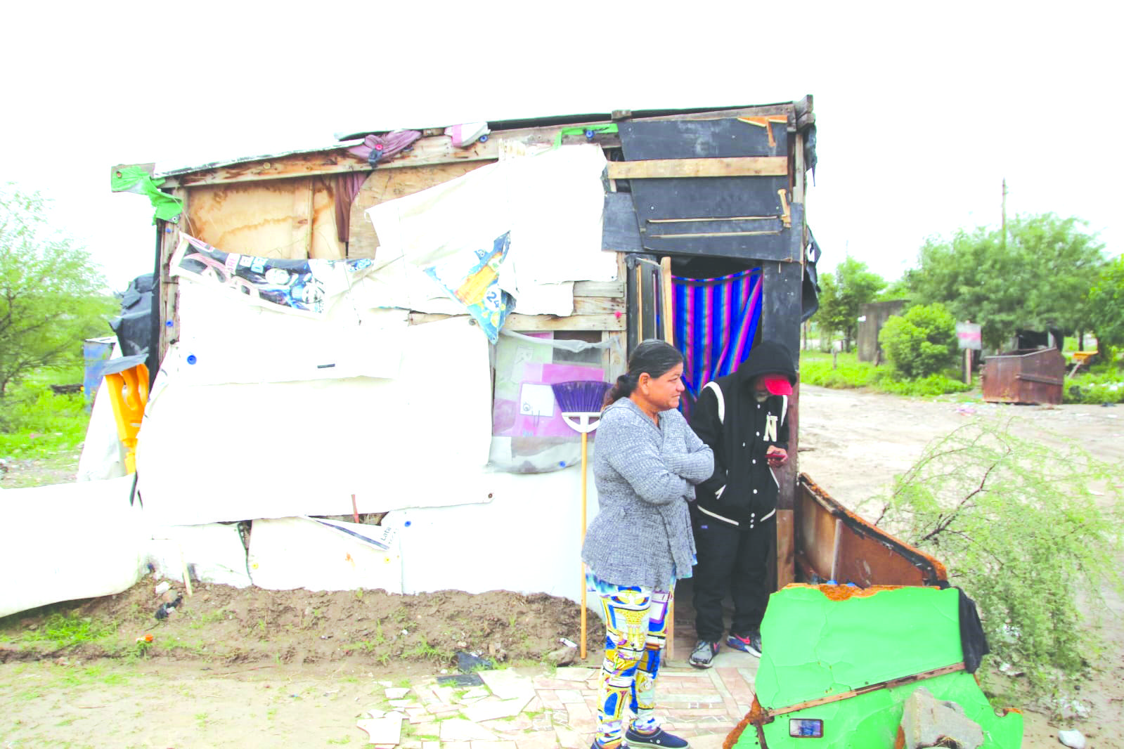 Llueve adentro de su pequeño tejabán