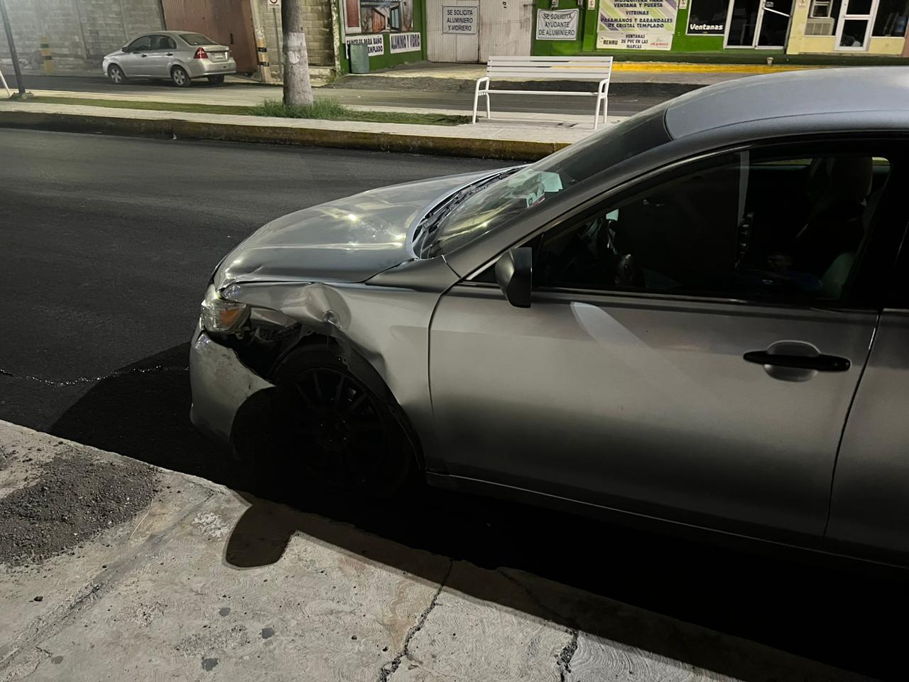 Pérdidas materiales deja choque automovilístico