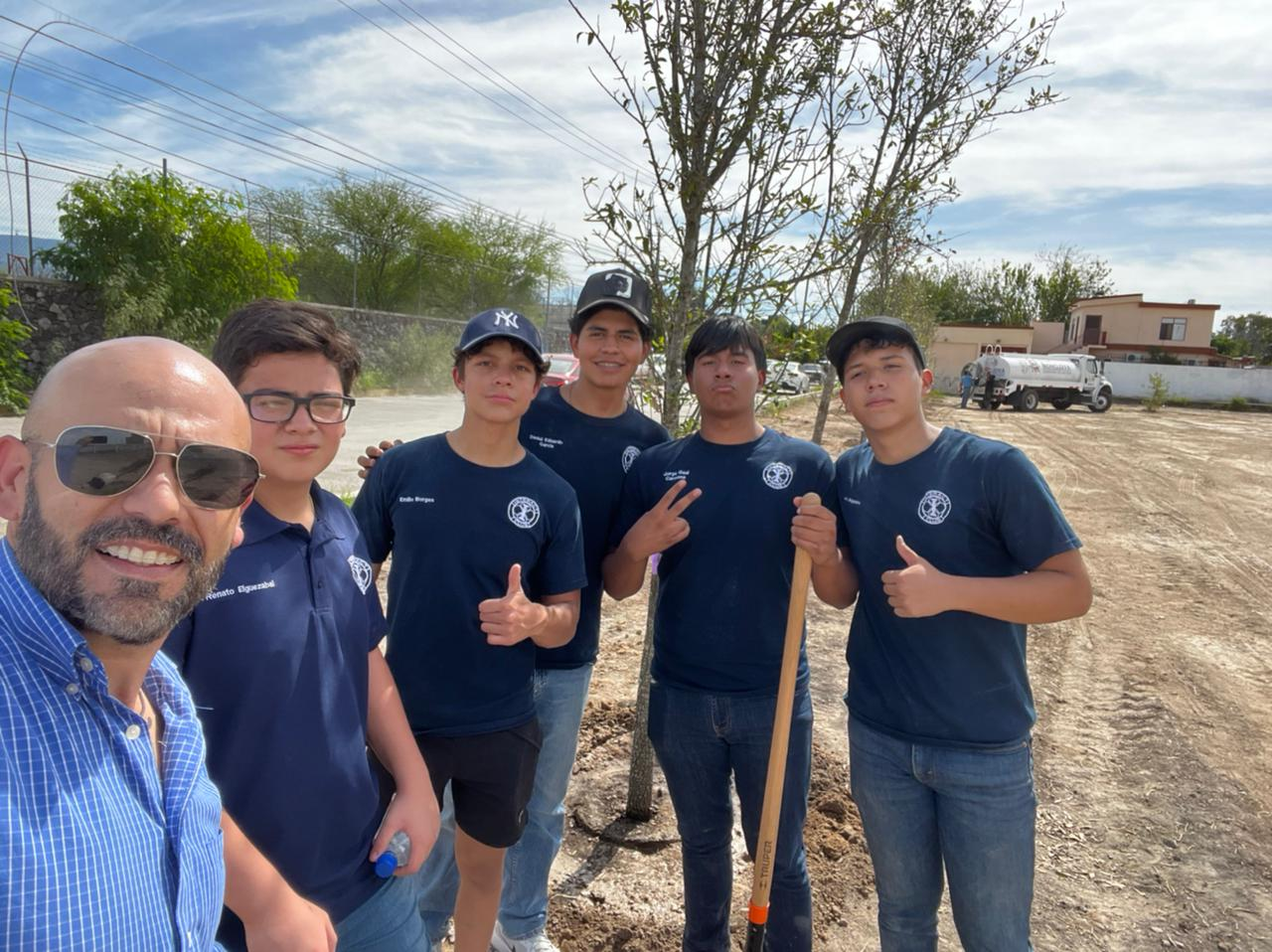 COORDINA HECTOR GARZA TRABAJOS DE FORESTACIÓN EN la colonia Del Valle y jardines Del Valle