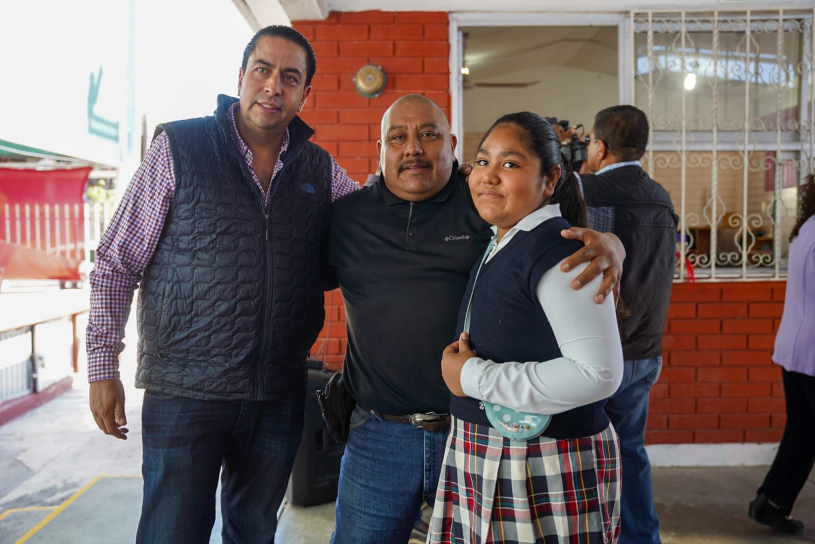LLEVA EL ALCALDE CHEMA MORALES APOYOS A LA ESCUELA “EMILIO CARRANZA”