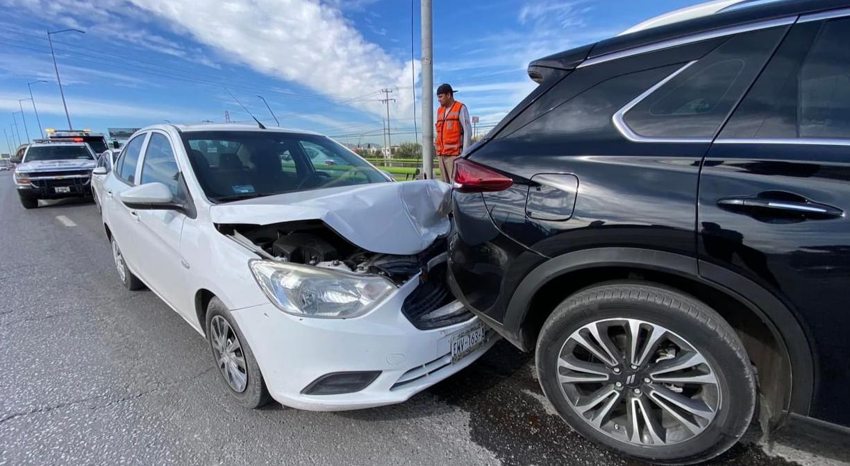 Tras impacto, mujer termina en hospital