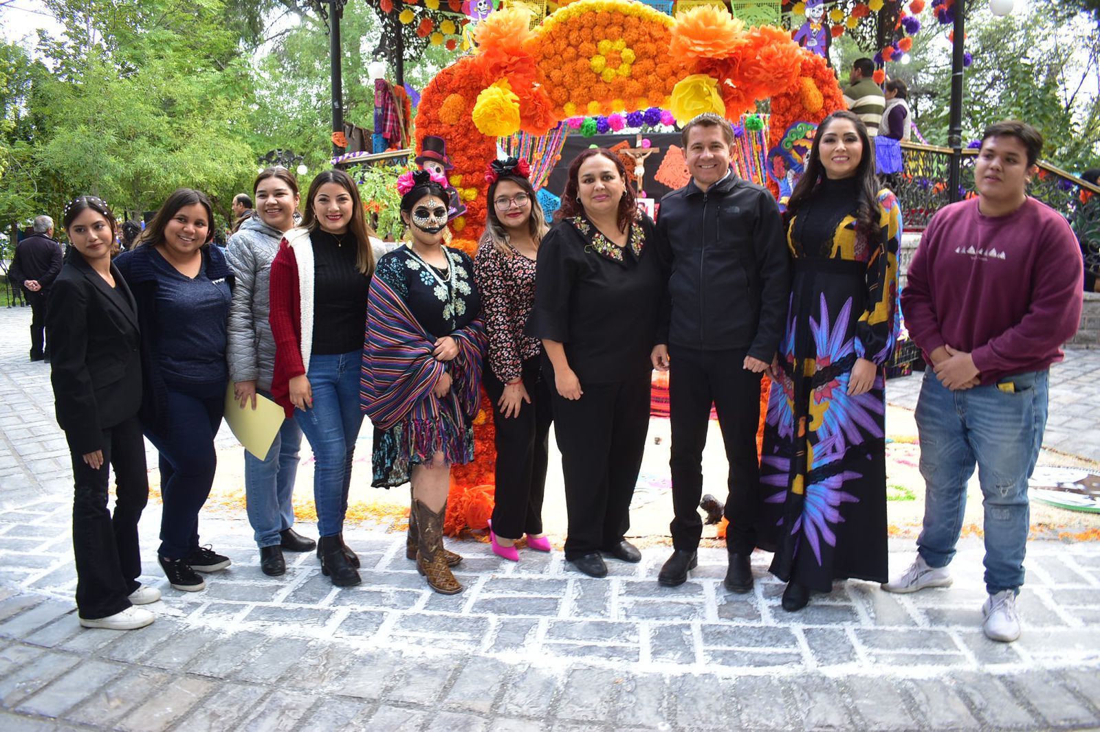 Celebra San Buena Día de Muertos con altares