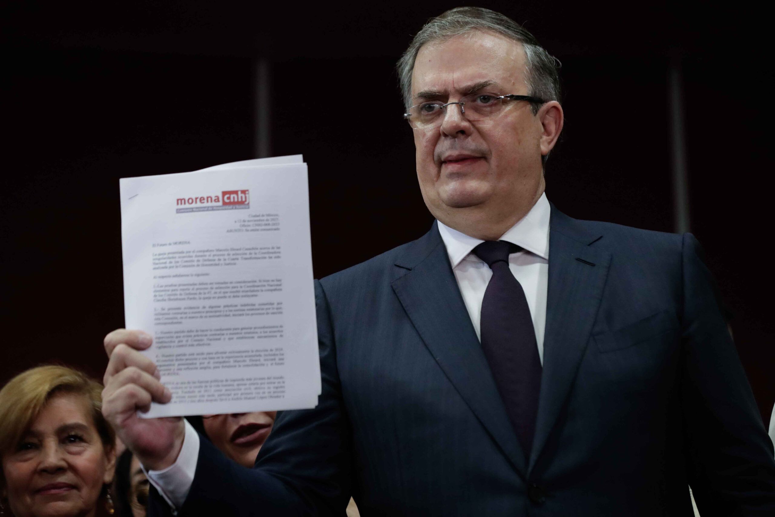 Marcelo Ebrard se queda en Morena