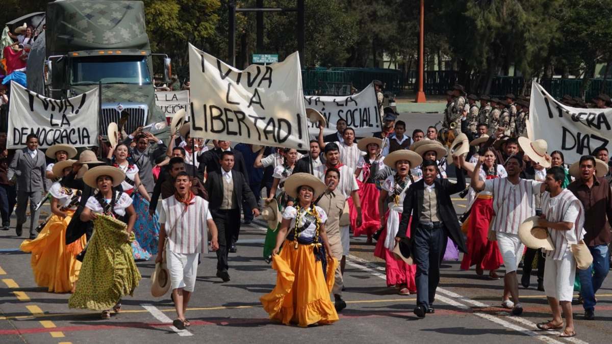Alistan desfile cívico atlético