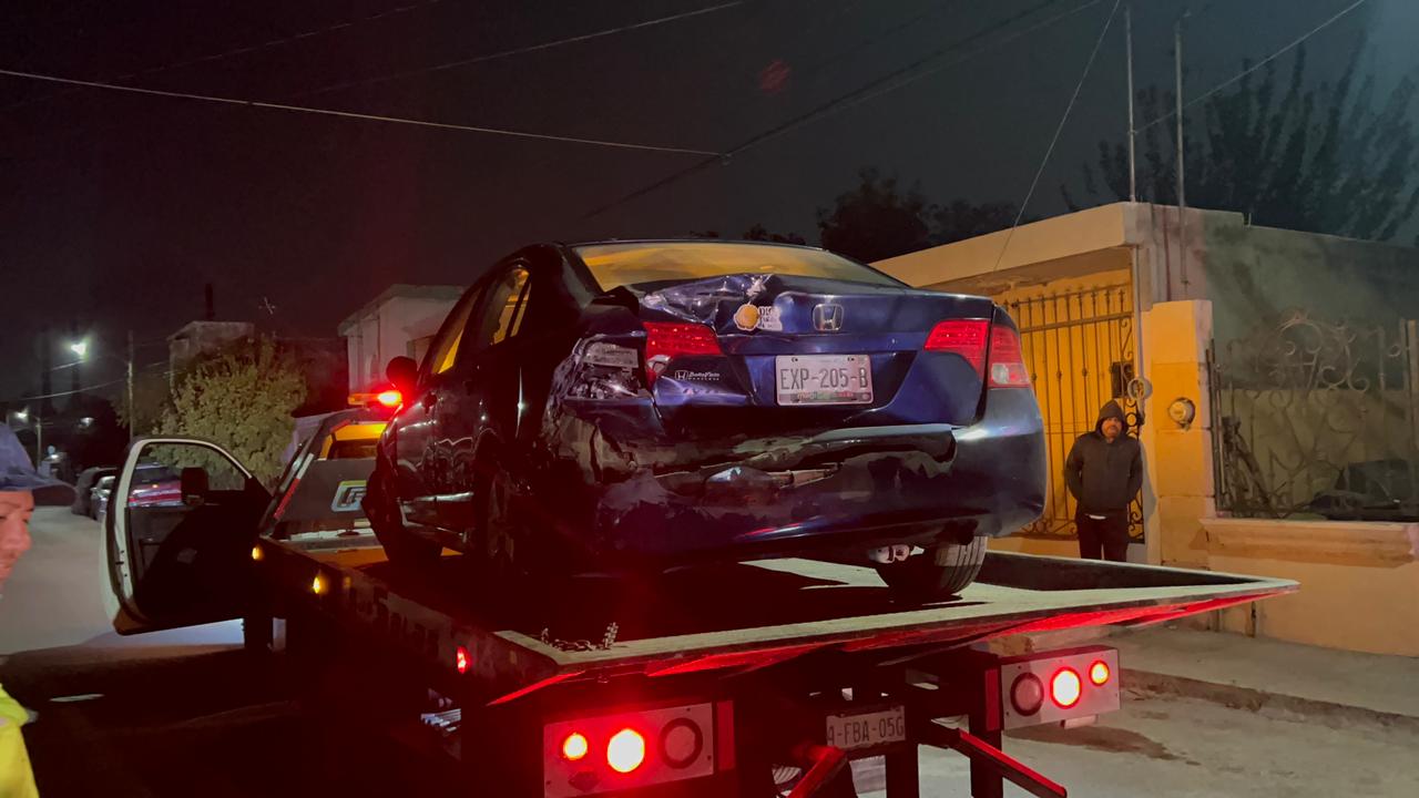 Impacta ebrio poste y auto estacionado