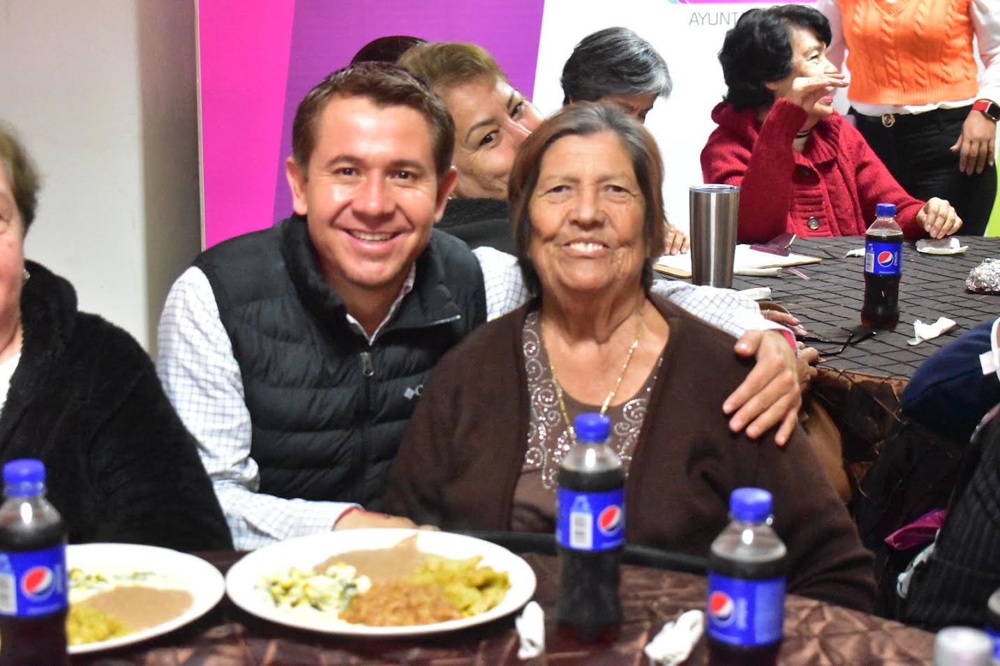 Convive en lotería Alcalde con abuelos