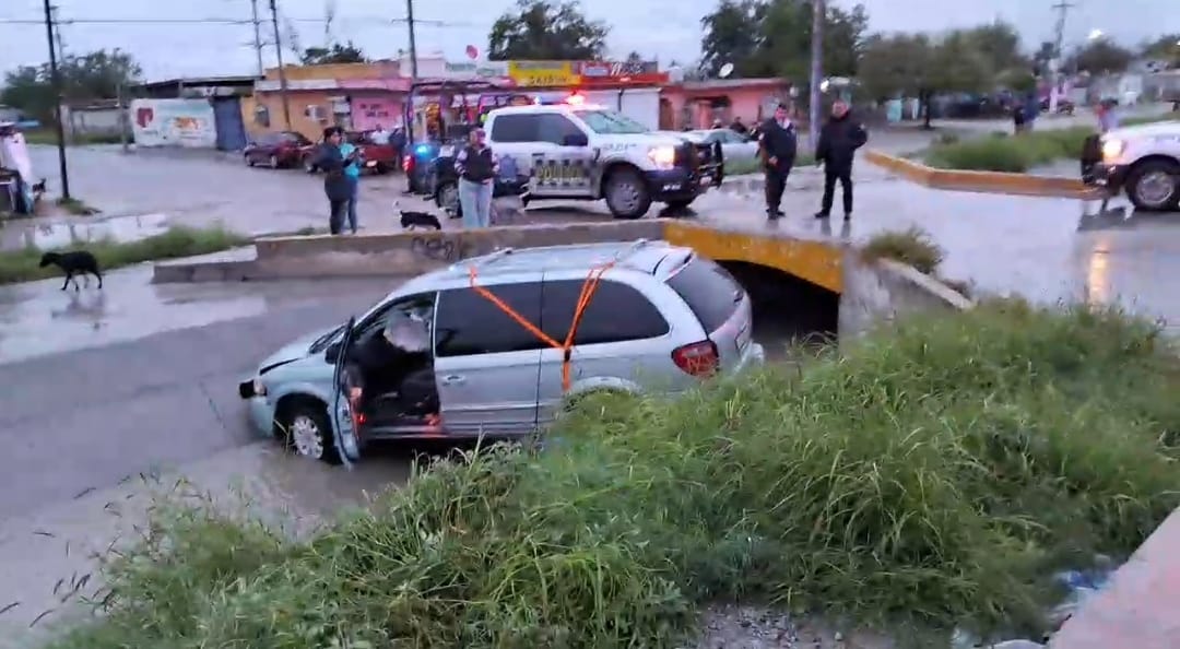 Cae Van al arroyo; tripulantes escapan