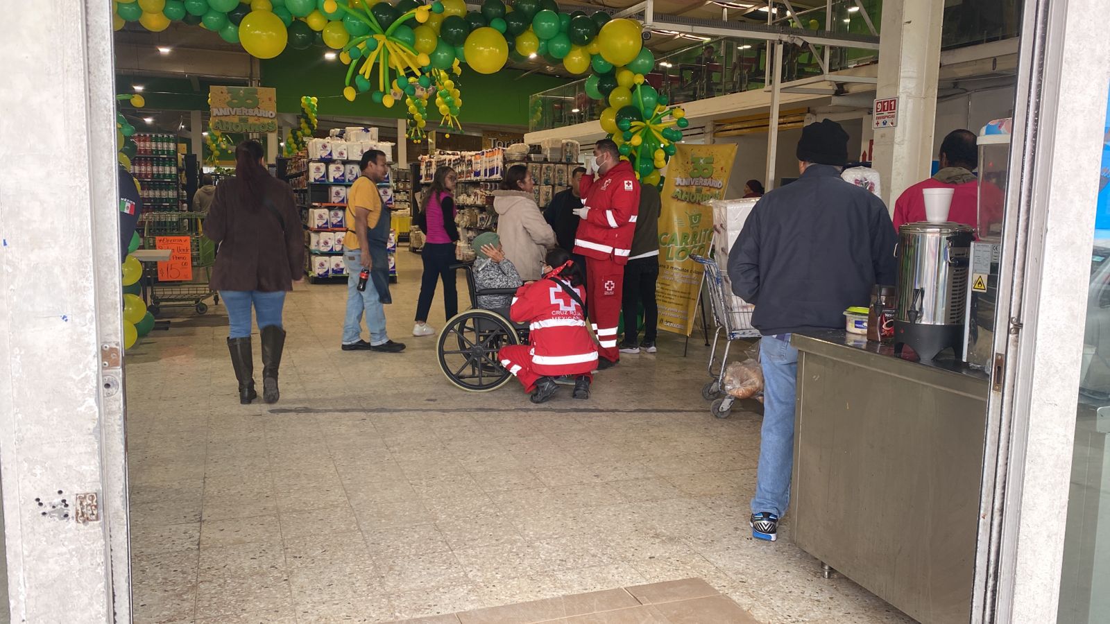 Se desmaya abuela adentro de frutería