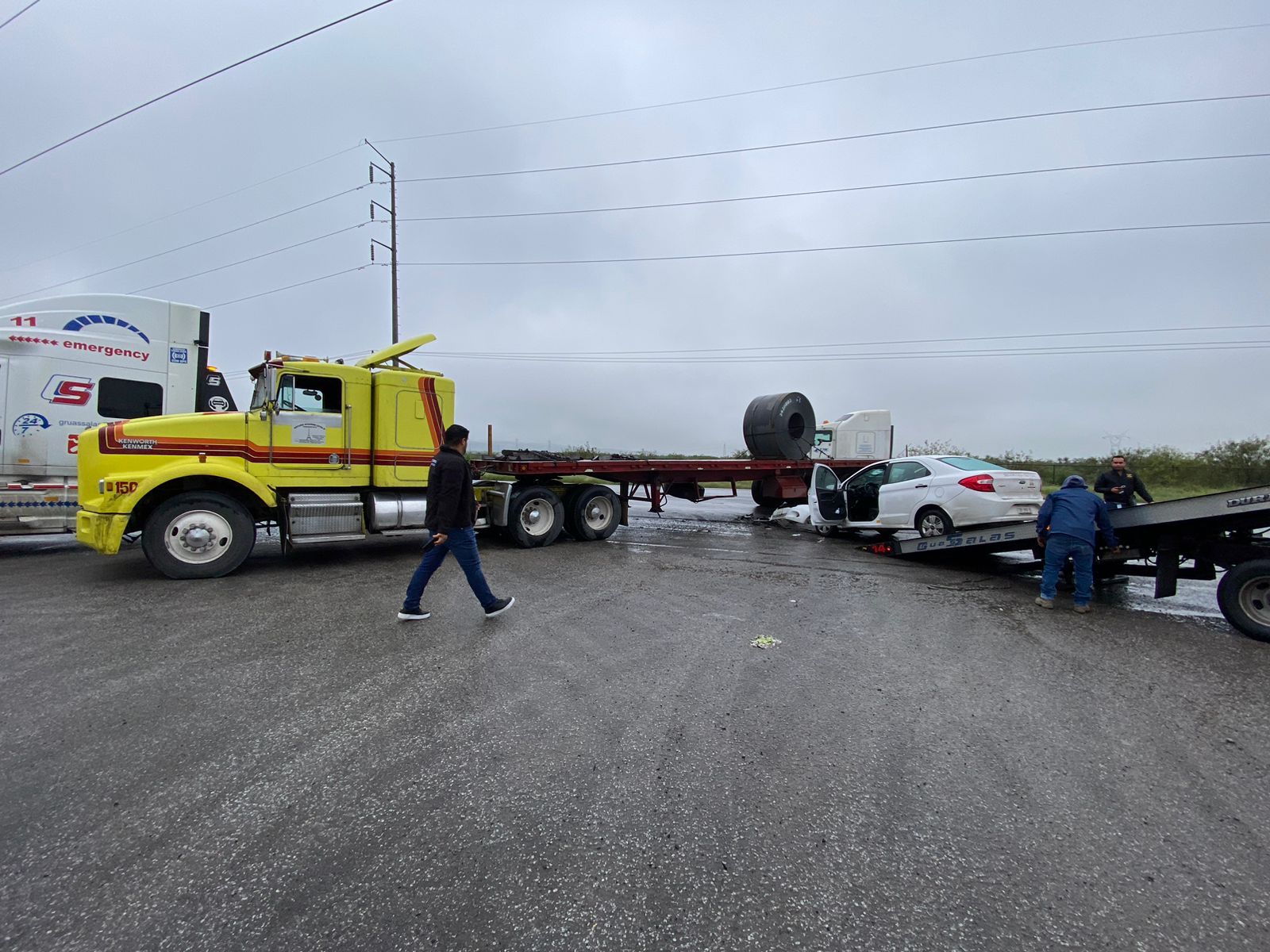 Trabajadores heridos los impacta un tráiler