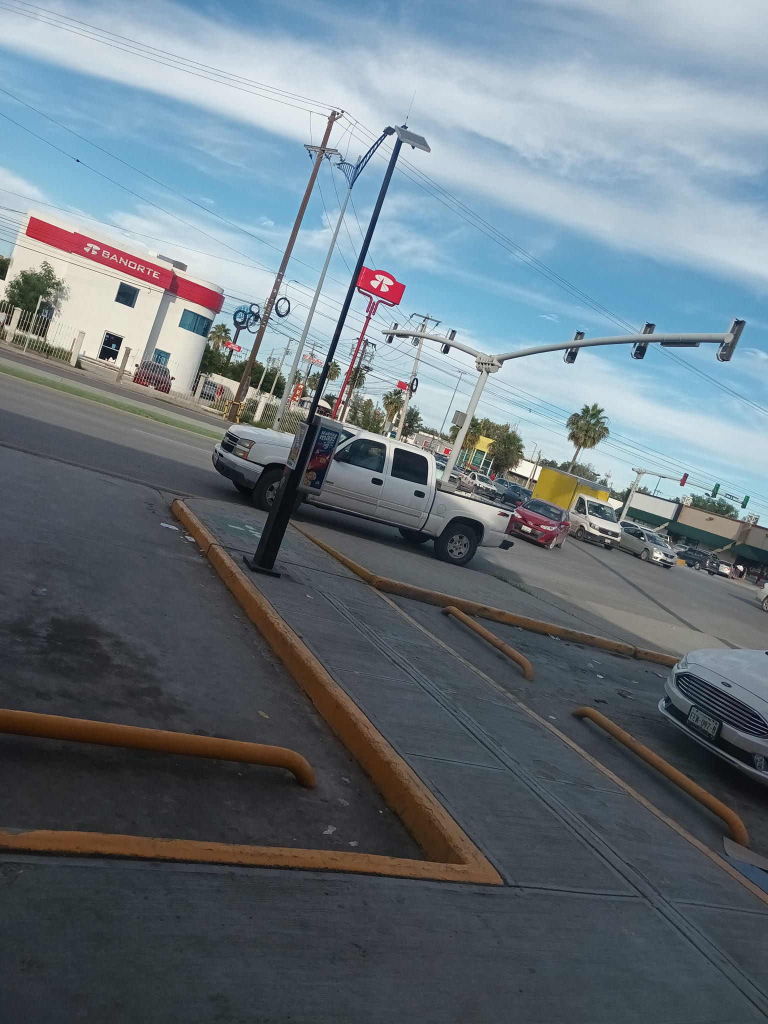 Enfrenta a hombre por tomarle fotos
