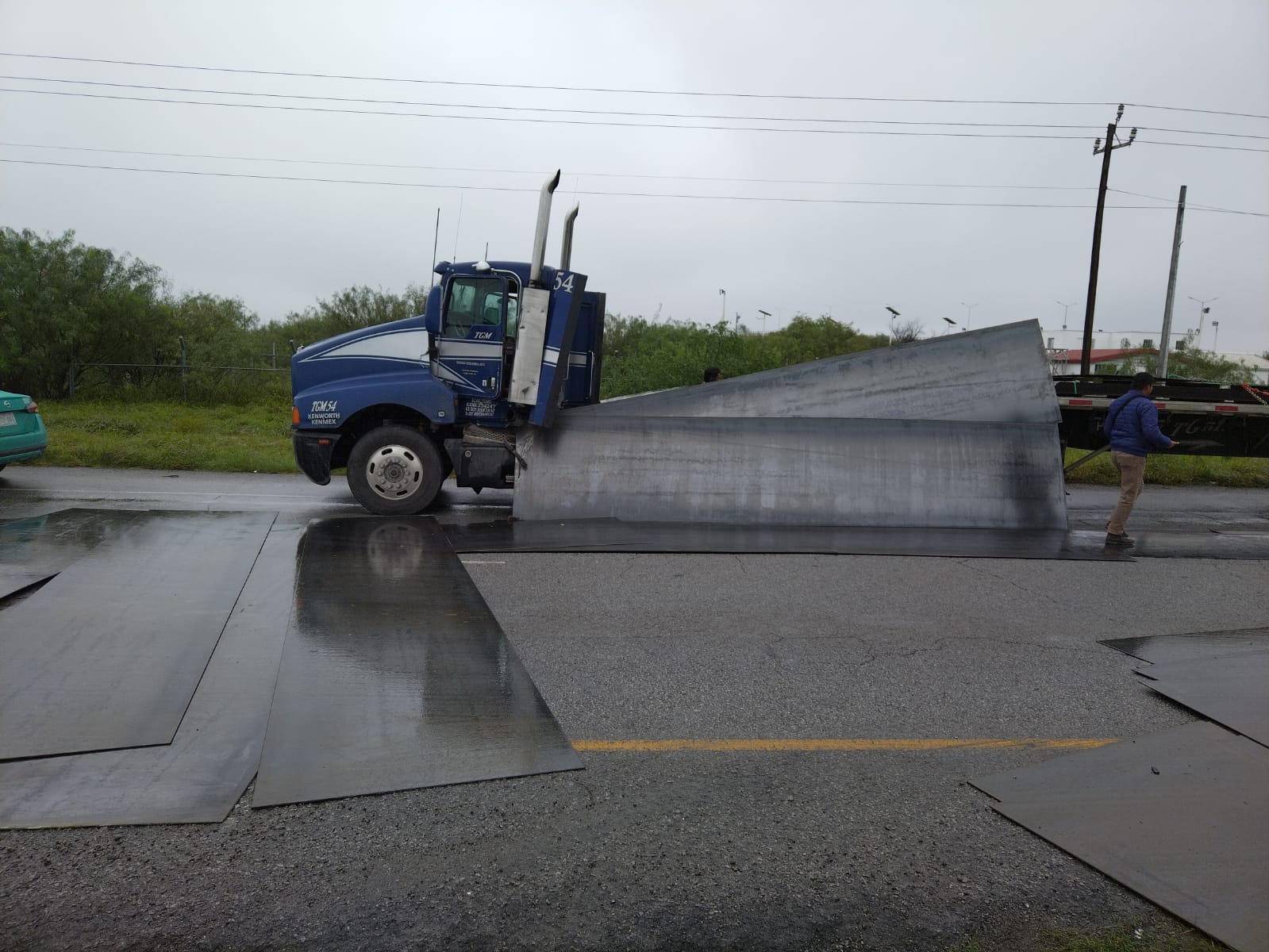 Cae carga de tráiler en libramiento CSG