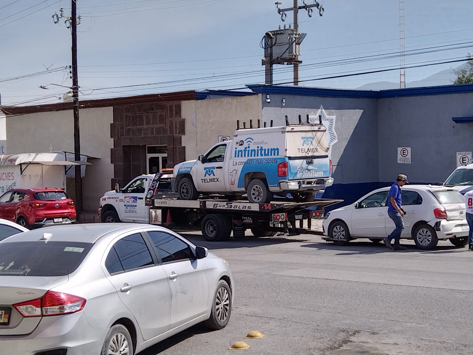Impacta camioneta de Telmex a conductora